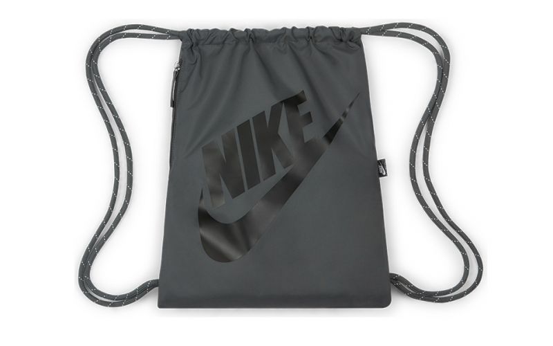 Gym saclk Nike heritage drawstring gris negro - ligera y practica.